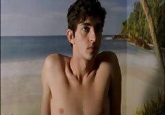 Calda video porno italiani di mamme bionda infila la sua figa