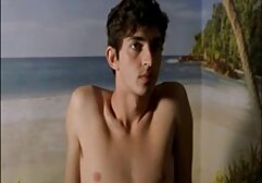 Calda video porno italiani di mamme bionda infila la sua figa